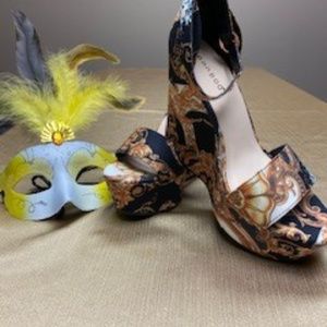 Women's wedge style shoe, versace like print.